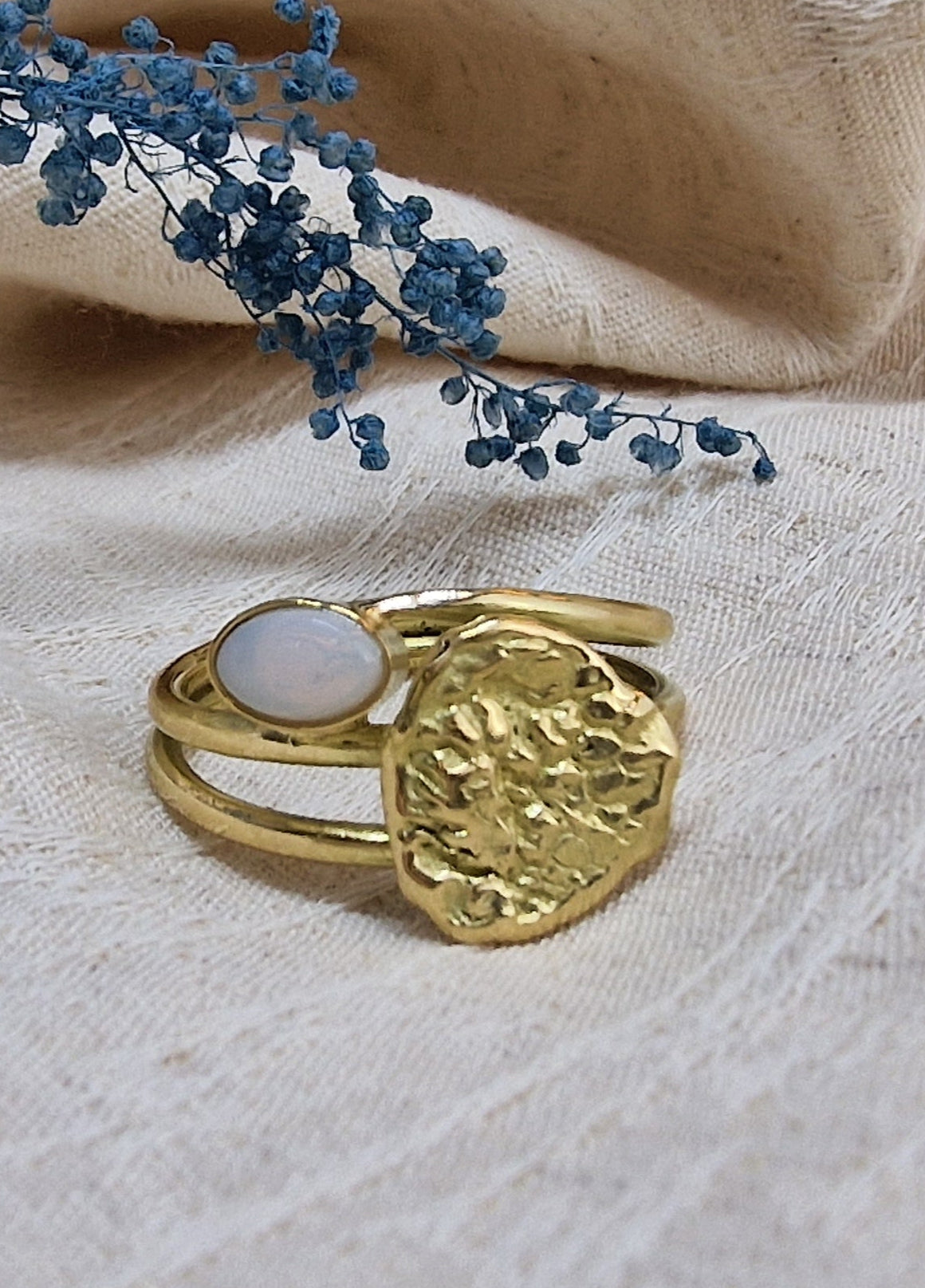 18kt gouden ring, model Blue met een ovalen edelsteen: witte opaal en neusafdruk