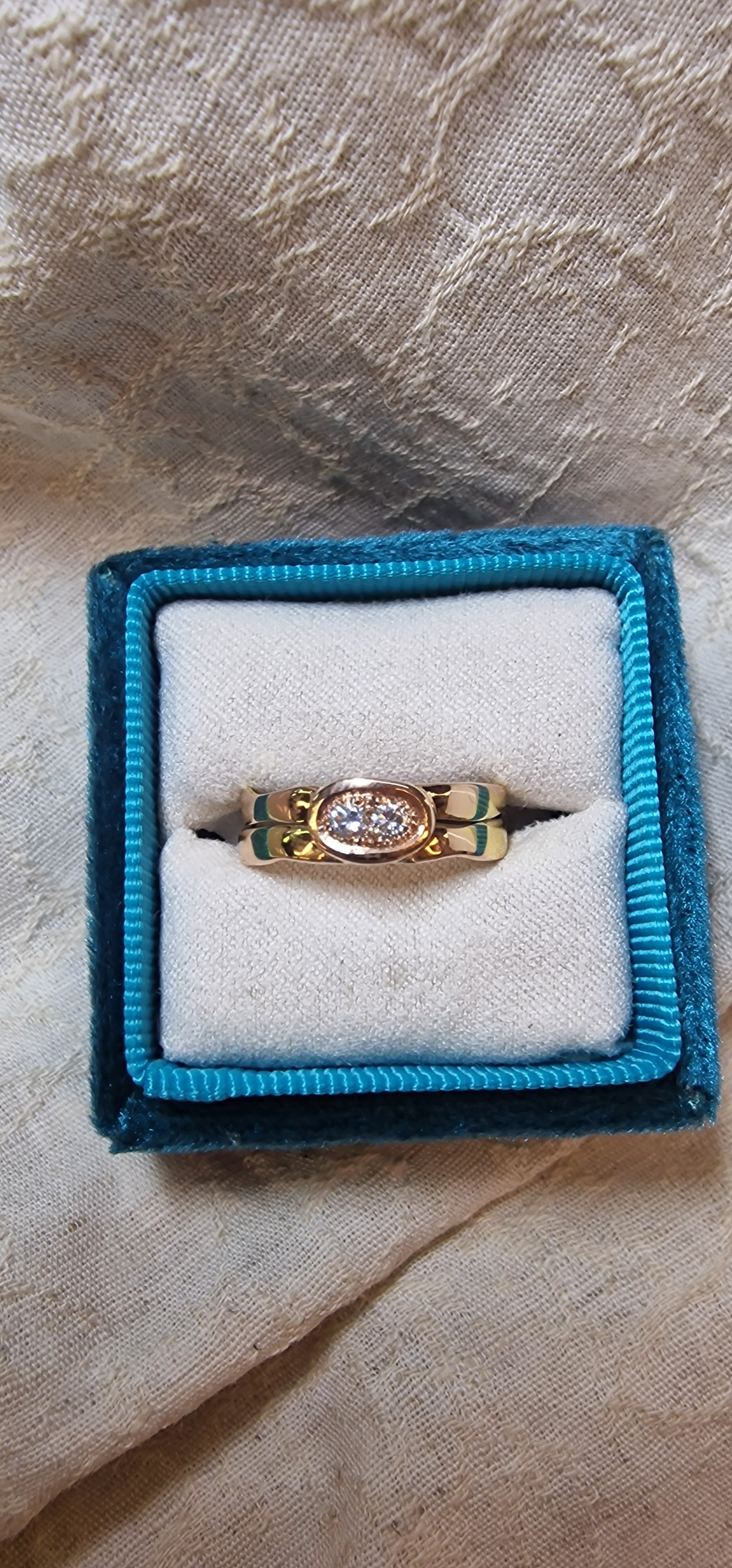 Trouwringen herwerkt met behoud van oorspronkelijke gravures tot 1 ring. Diamanten van de klant herwerkt in het juweel.