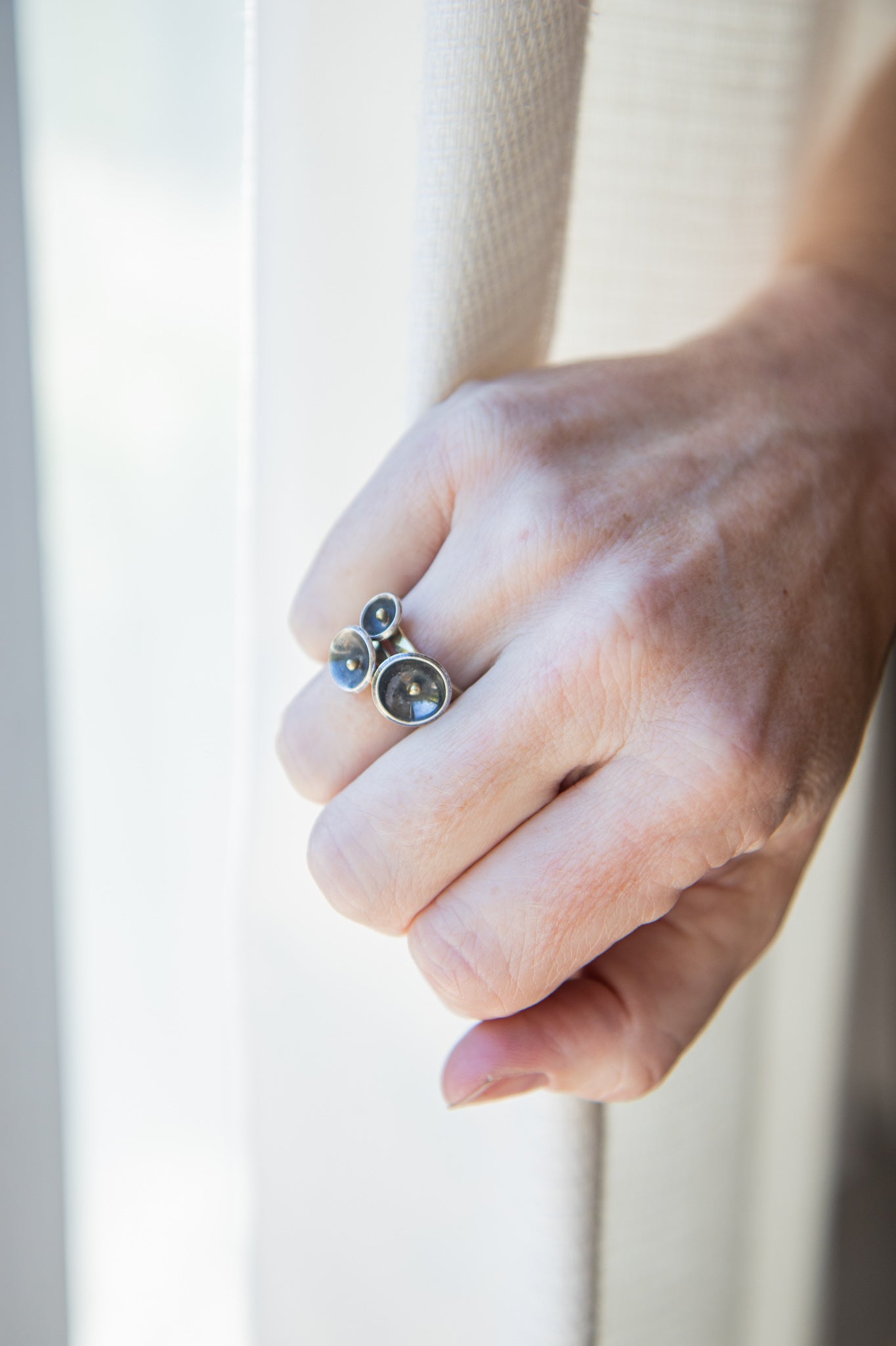 Gouden ringen met zilveren kuipjes- sterke combo van black & gold