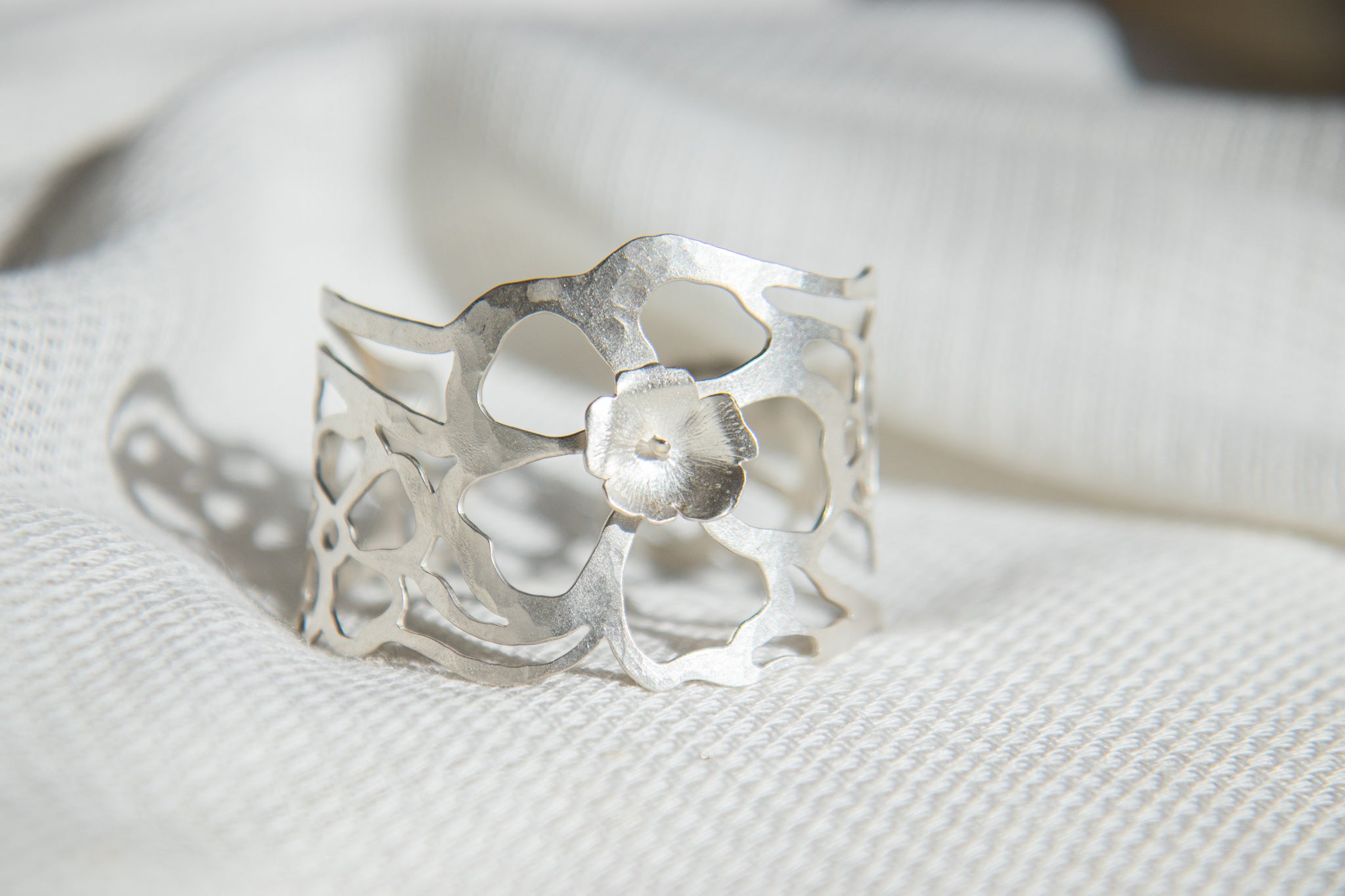 Brede zilveren cuff- armband met bloemen