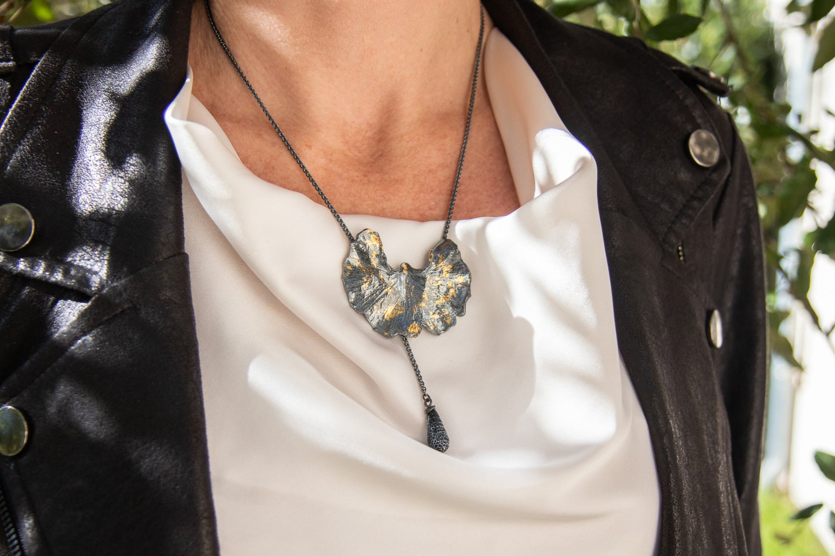 Zwarte zilveren ginkgo hanger met matte onyx en bladgoud