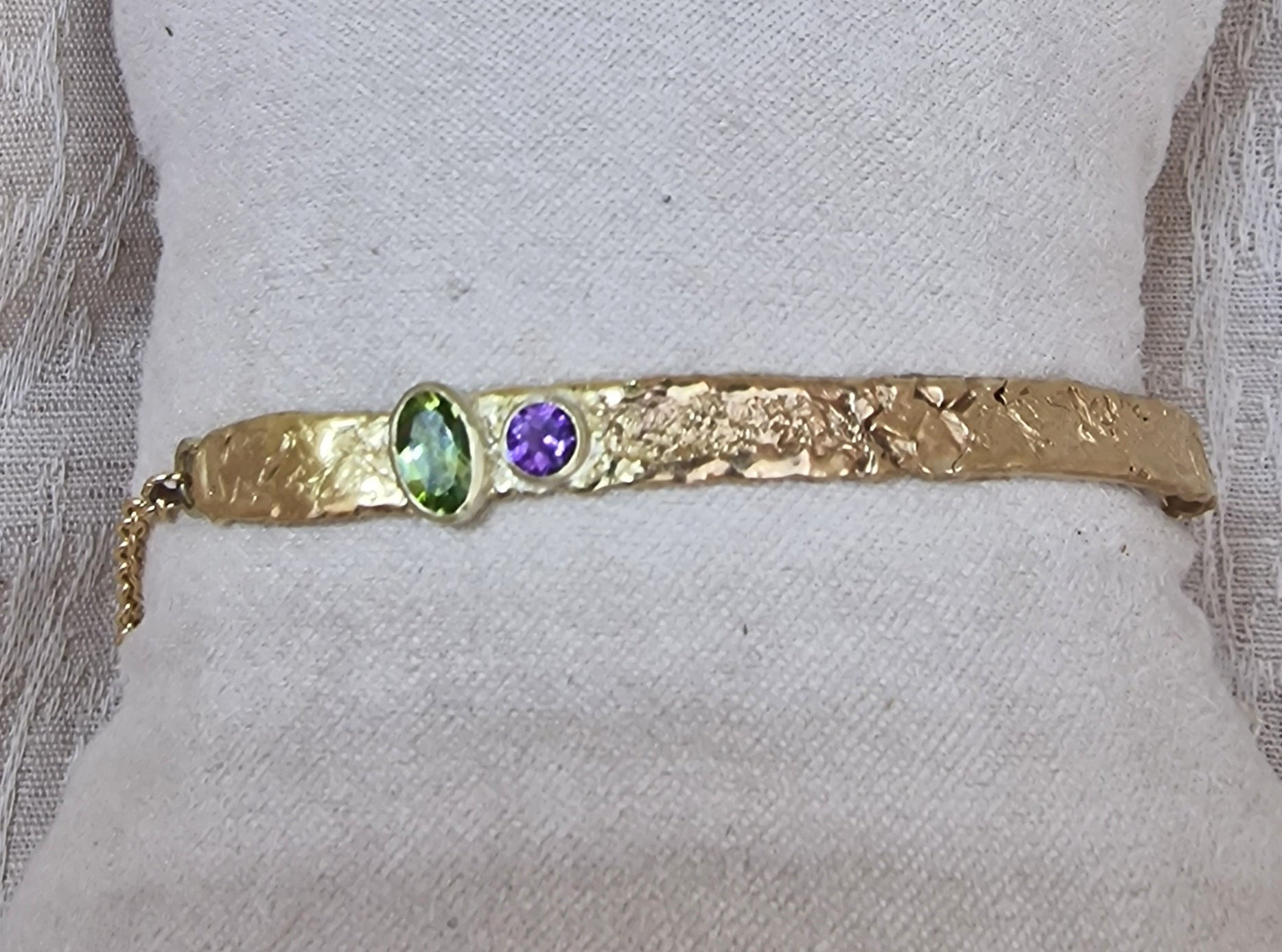 Op maat gemaakte armband met structuur, en 2 geboortestenen: groene saffier en amethist