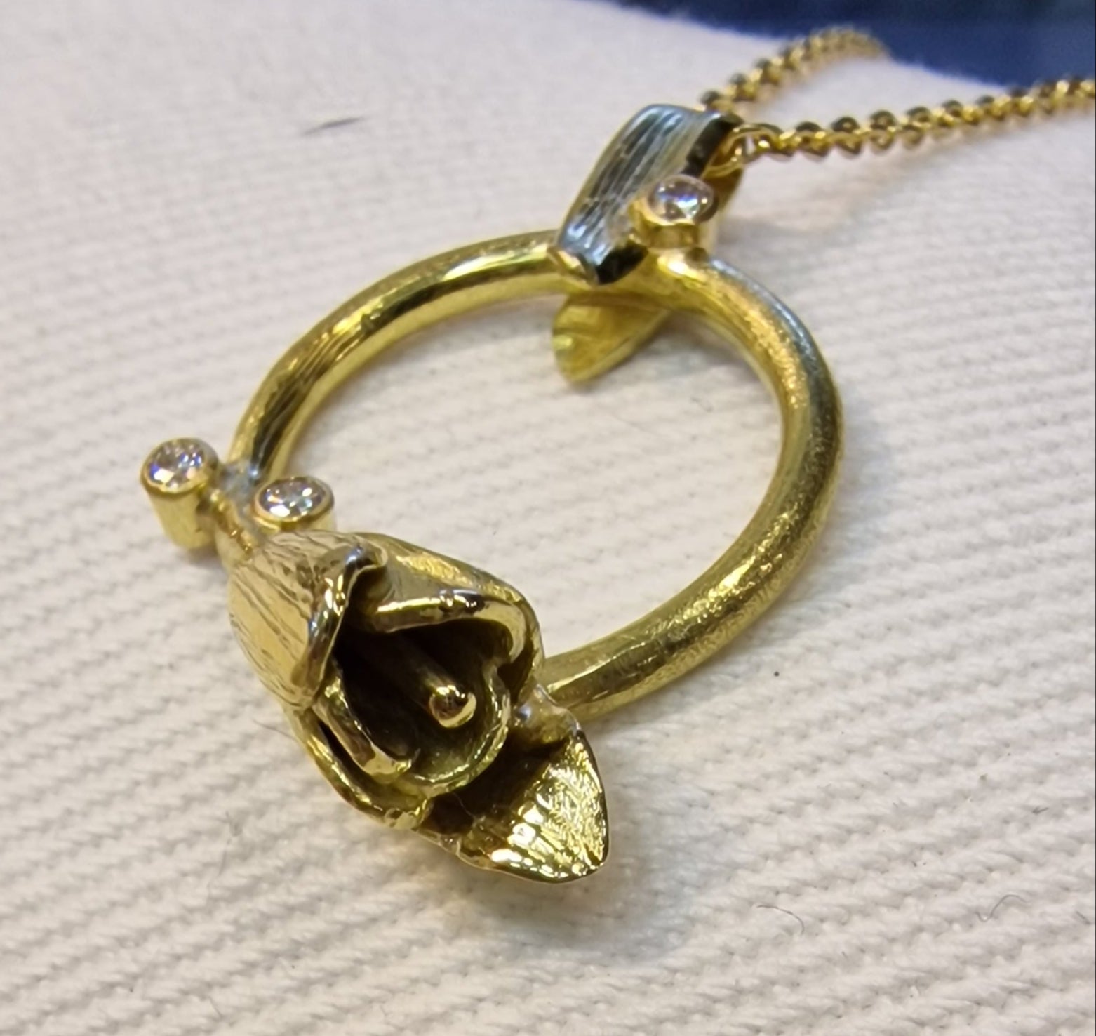 18kt gouden hanger met tulp en diamant