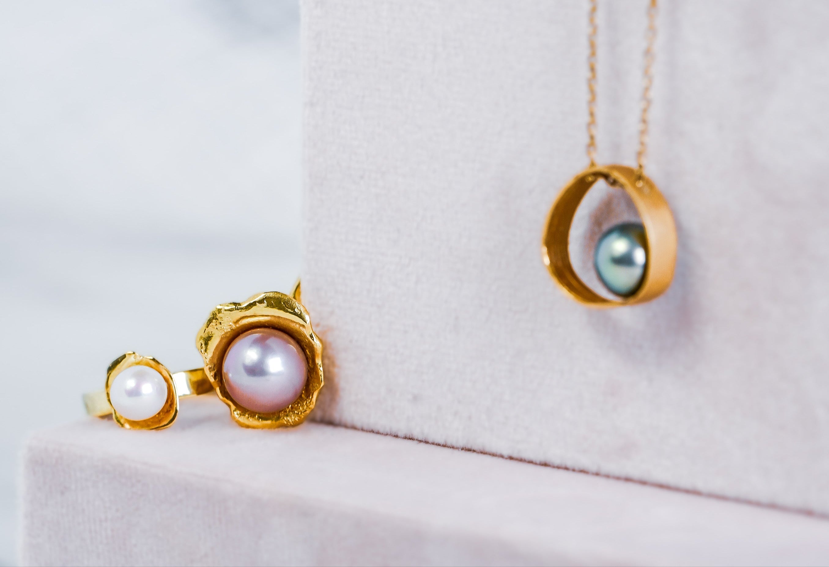 Gouden ringen en hangers met zoetwaterparel, roze edison parel en tahiti parel