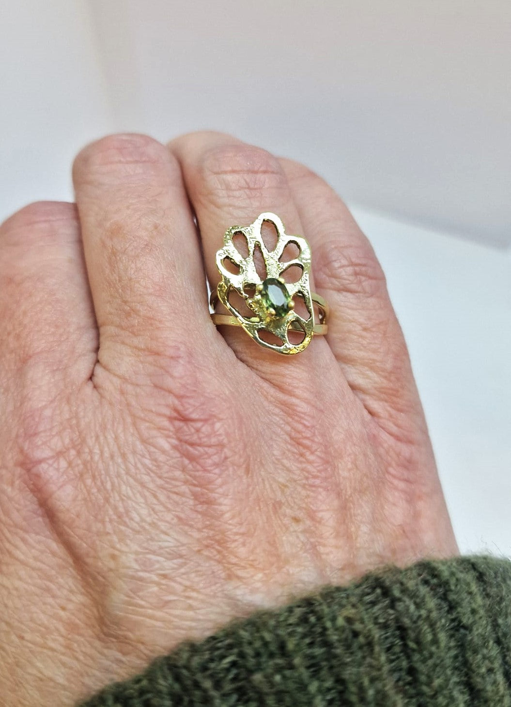 Gouden ring met groene saffier, vleugel, fee, vlinder, blad