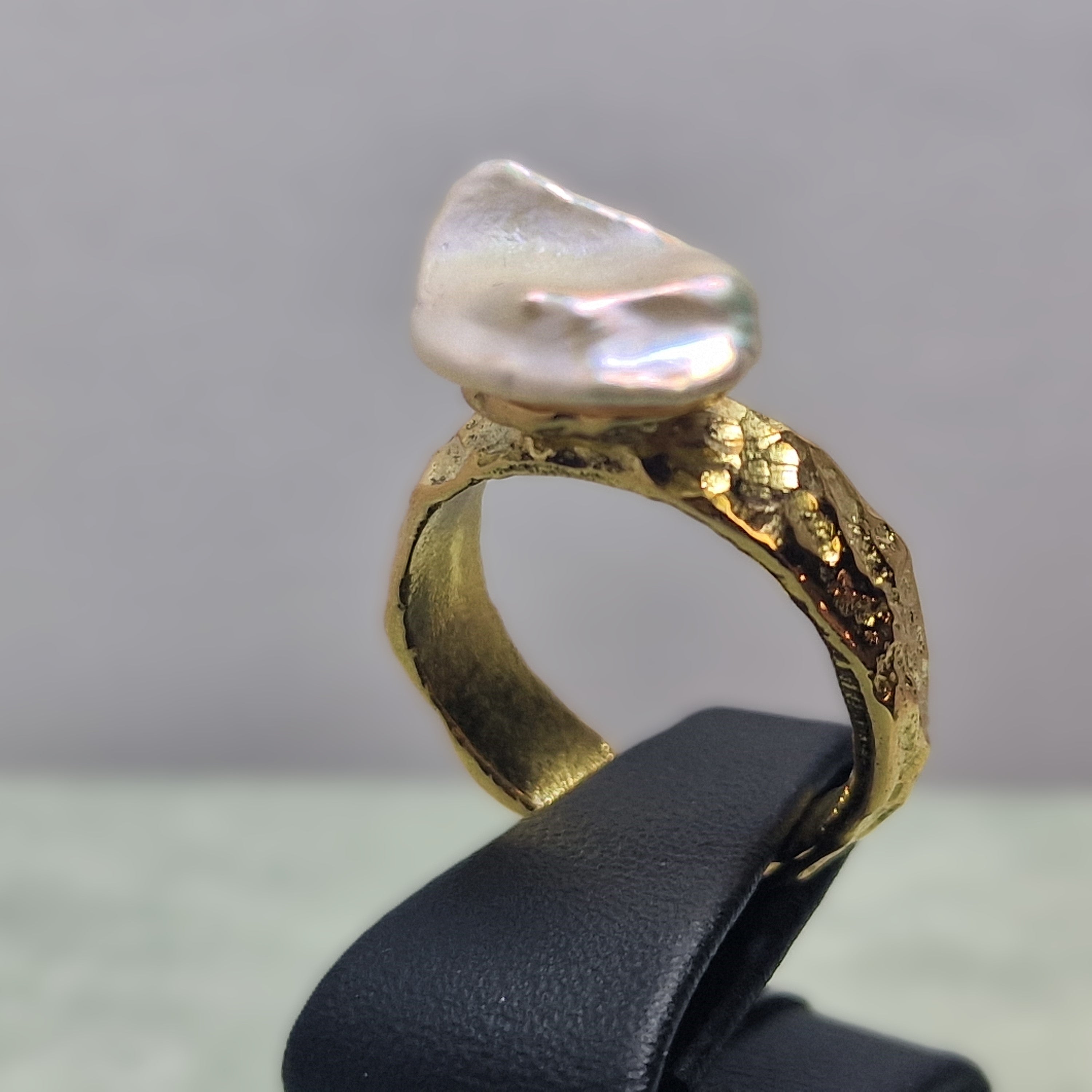 Ring gemaakt van oud goud met keshi parel