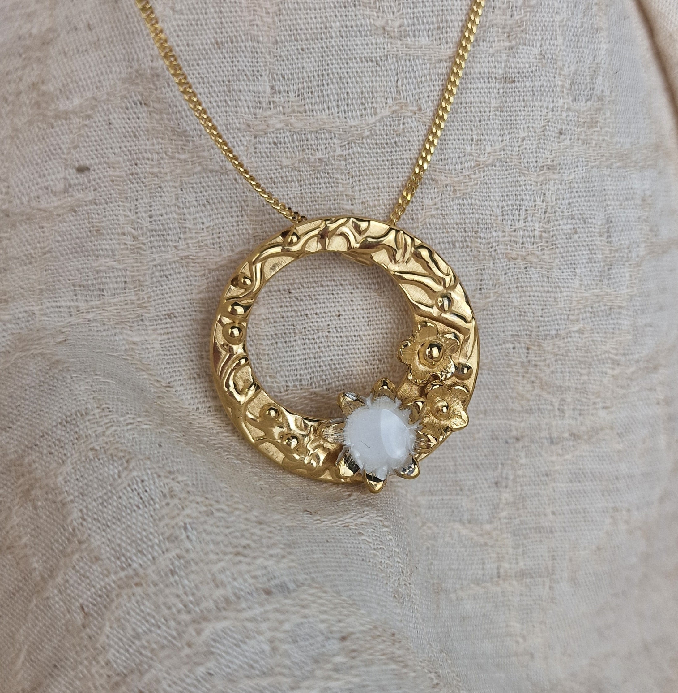 Gouden hanger met steen bloemetjes en een steen van moedermelk - borstvoedingsjuweel