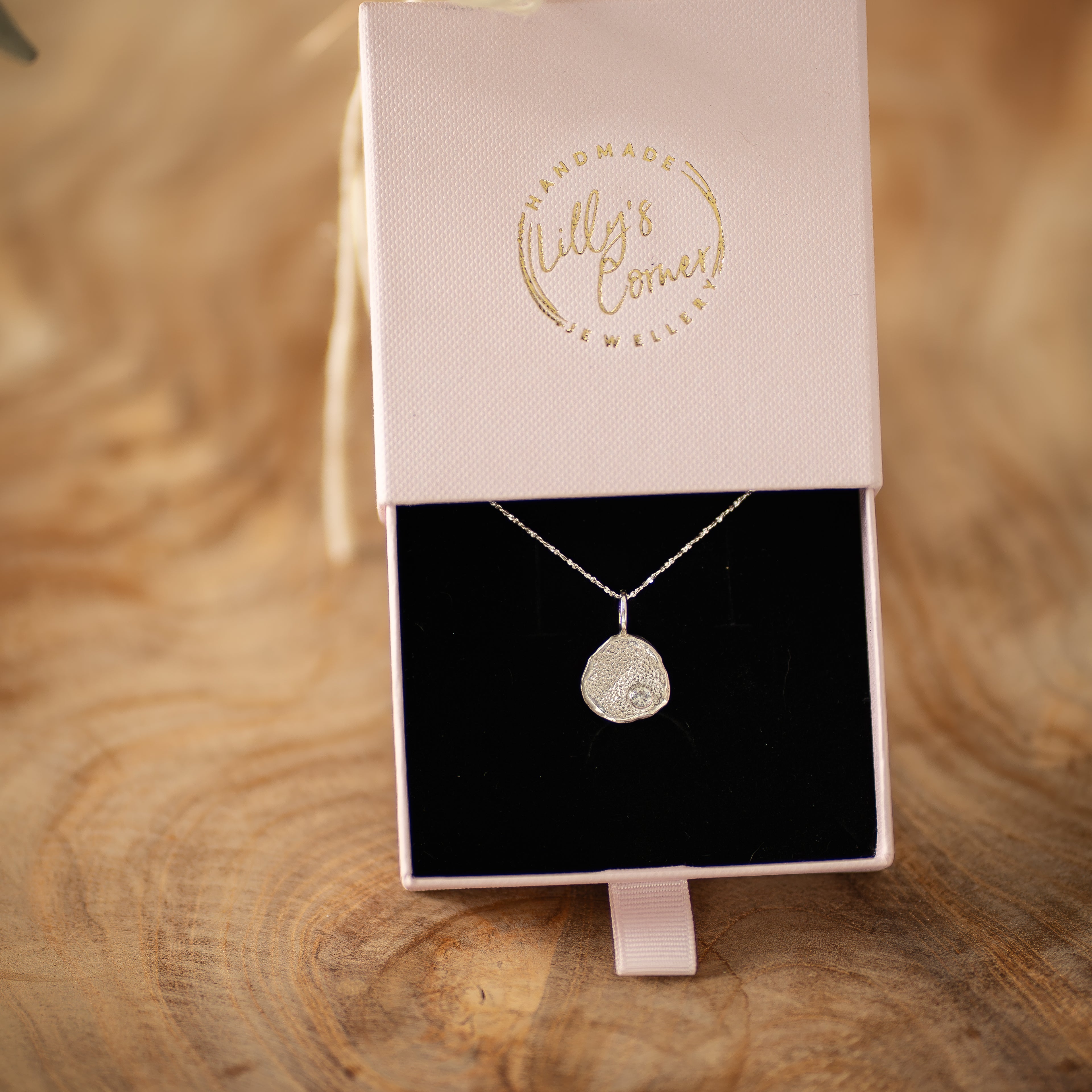 Handgemaakte MIRA hanger met neusafdruk en geboortesteen in elegant juwelendoosje – klaar om cadeau te geven of te koesteren