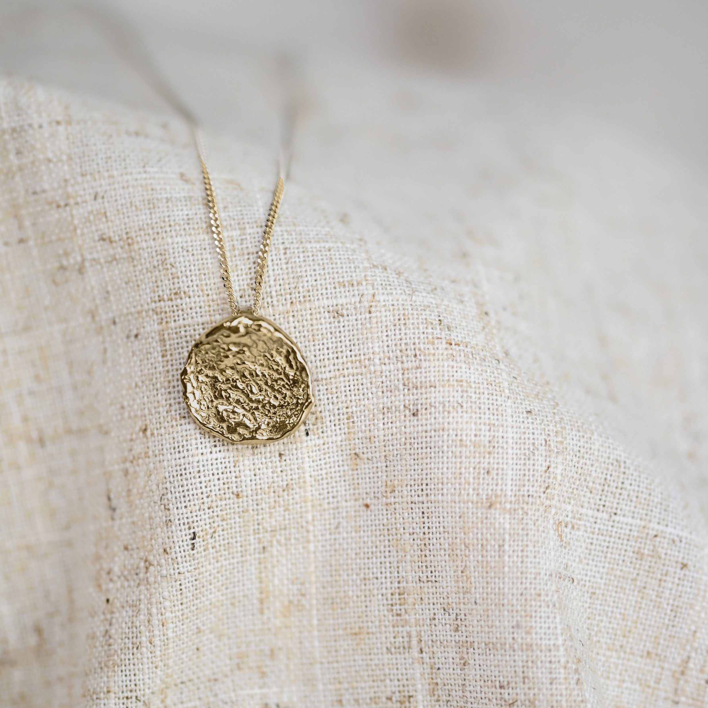 Persoonlijke MIRA hanger in goud met neusafdruk van hond, kat, konijn, paard, met de hand gemaakt in België