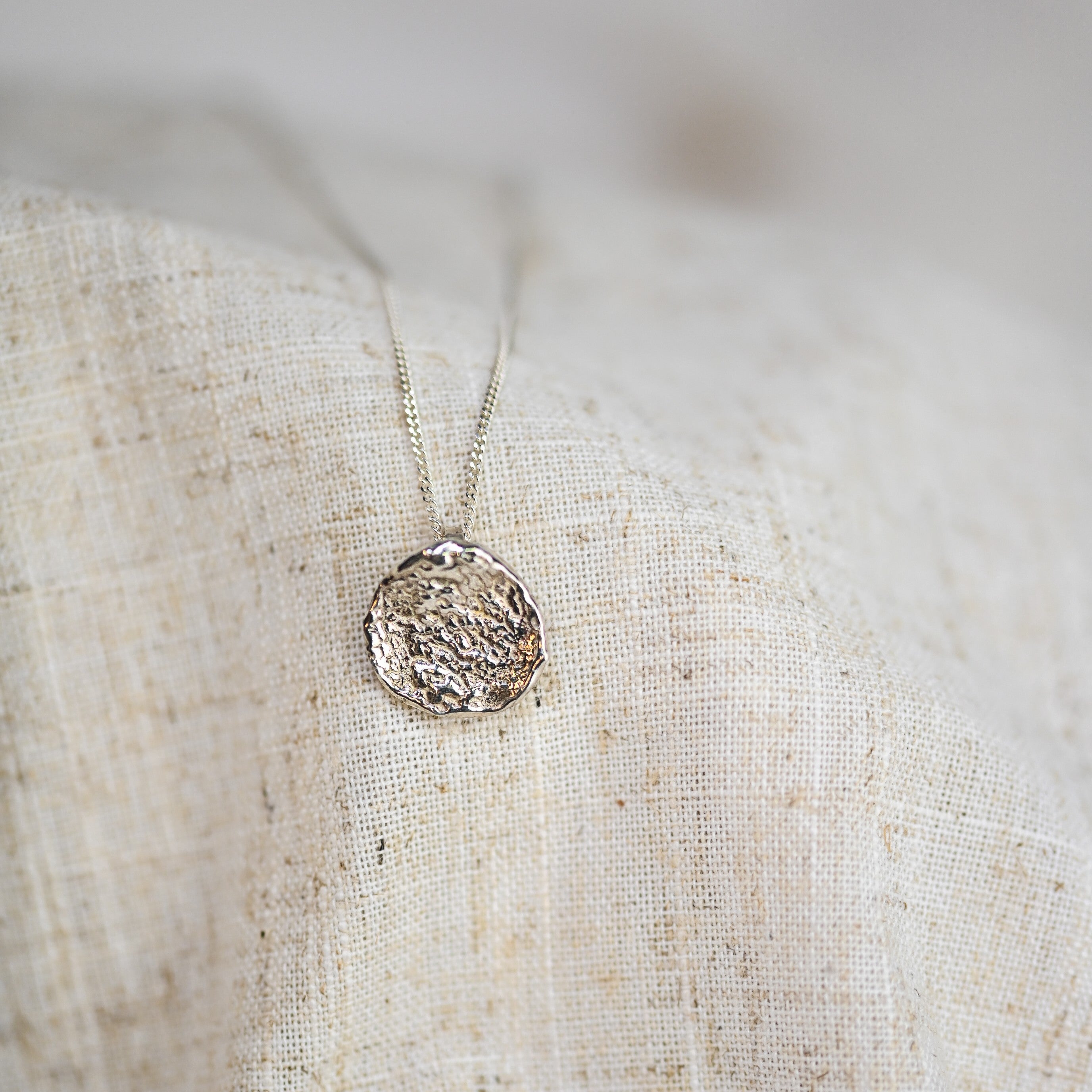 Persoonlijke MIRA hanger in wit goud met vingerafdruk of neusafdruk van hond, kat, konijn, paard, … met de hand gemaakt in België