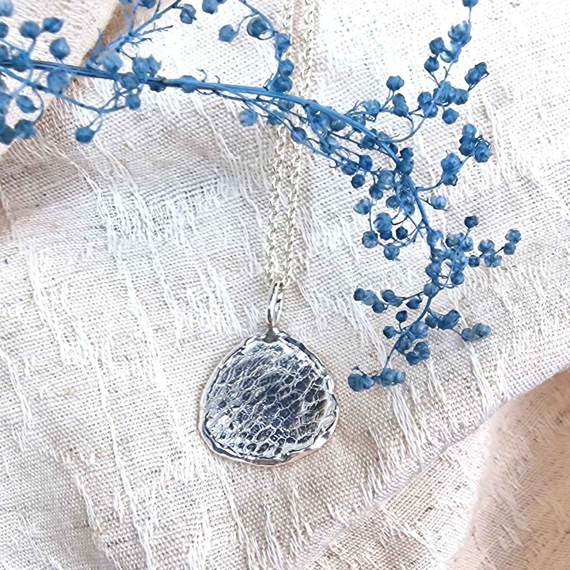 Persoonlijke MIRA hanger in zilver met vingerafdruk of neusafdruk van hond, kat, konijn, paard, … met de hand gemaakt in België