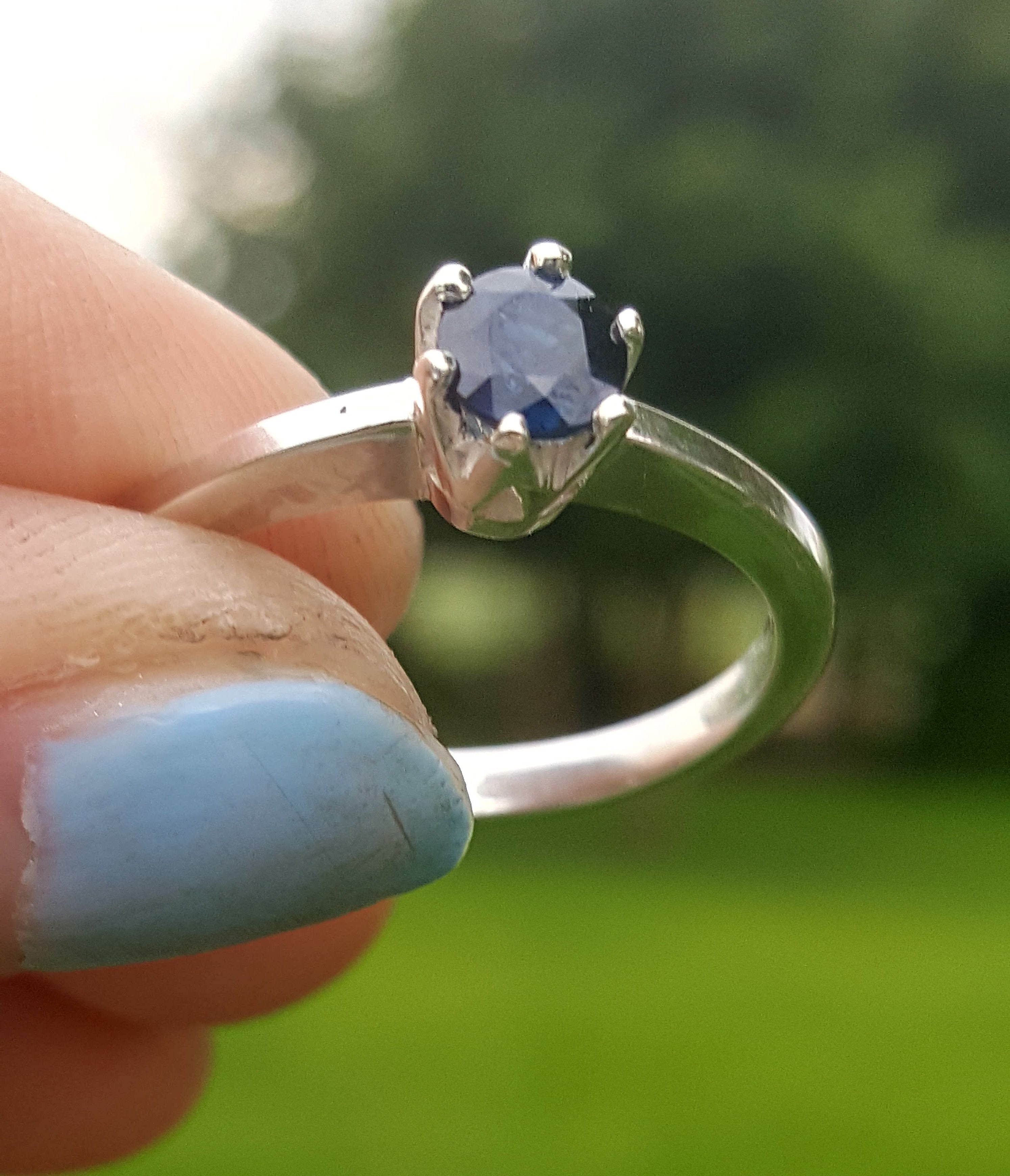 Zilveren ring met een saffier in een kroontje