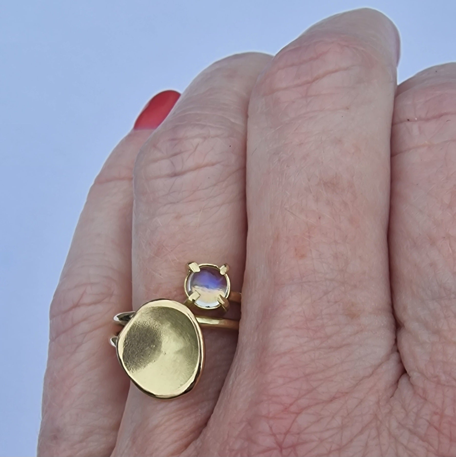 Gouden ring met maansteen