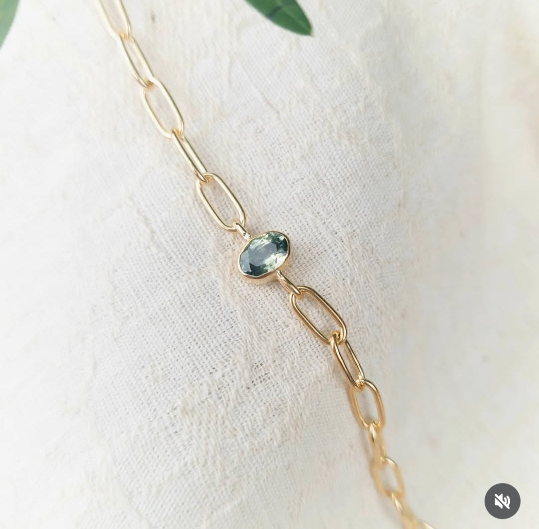 Fijne gouden armband met de assen onder de edelsteen gezet (groene saffier)