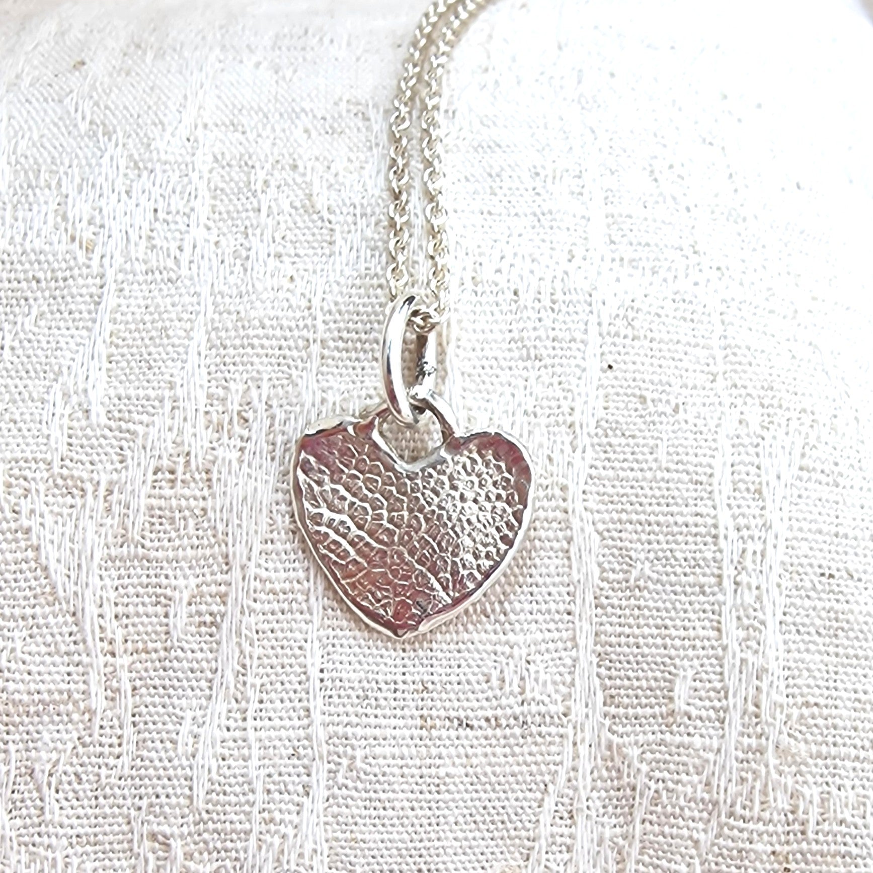 Handgemaakte zilveren hartvormige hanger met unieke neusafdruk van huisdier of vingerafdruk van een geliefde