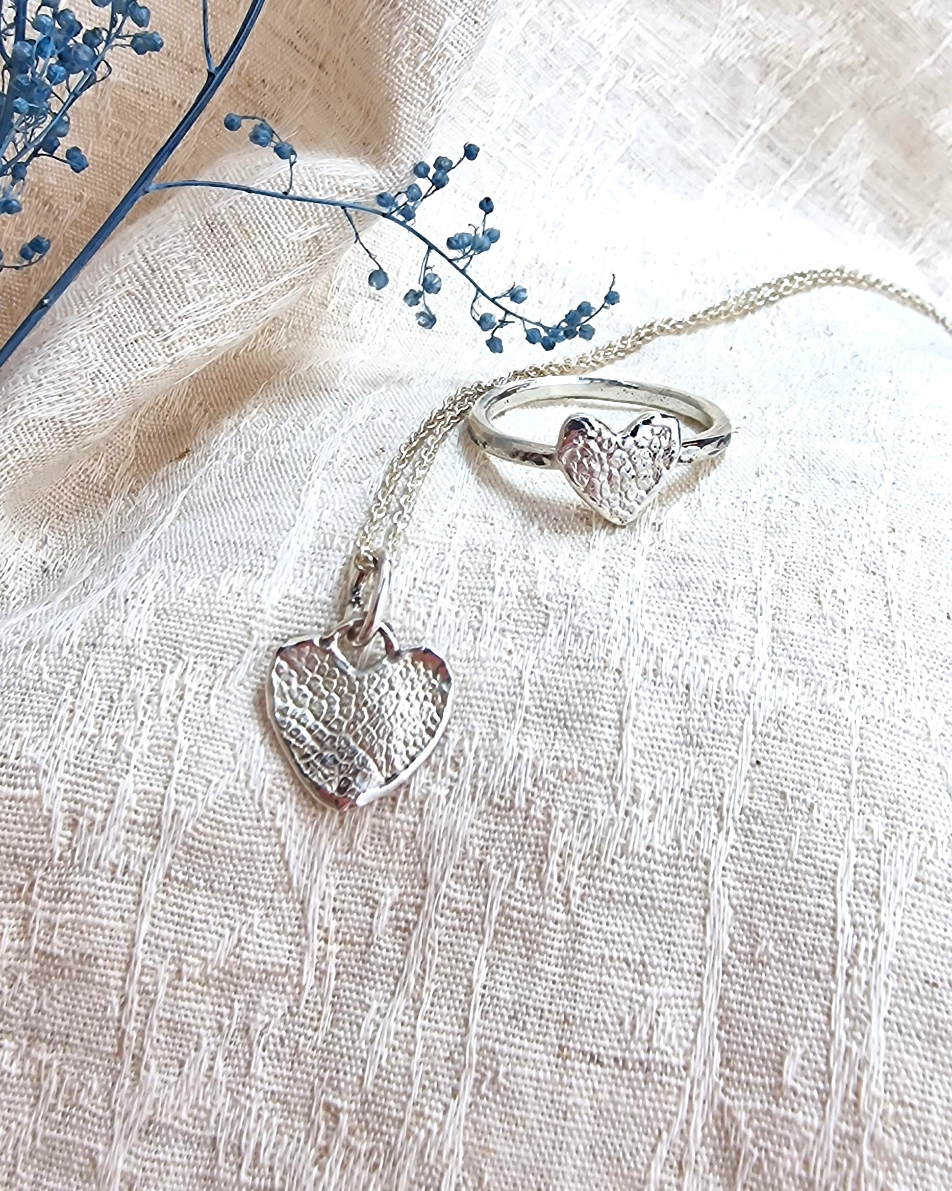 Handgemaakte zilveren hartvormige hanger en ring met unieke neusafdruk van huisdier of vingerafdruk van een geliefde