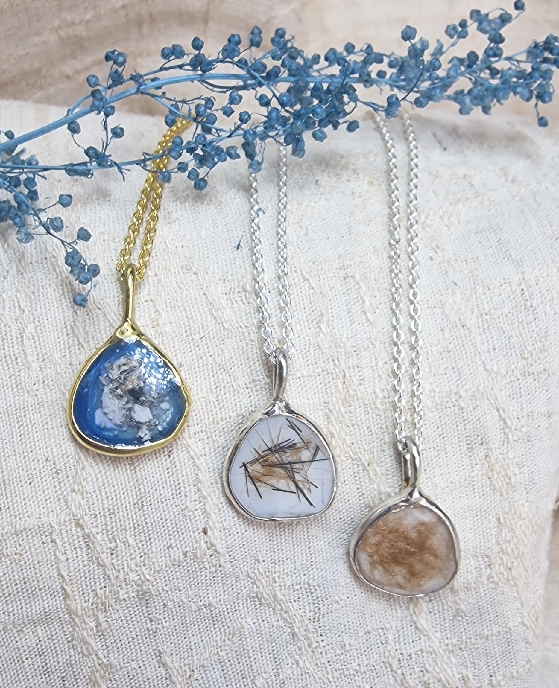 Herdenkingshanger met assen of haren, gemaakt in België