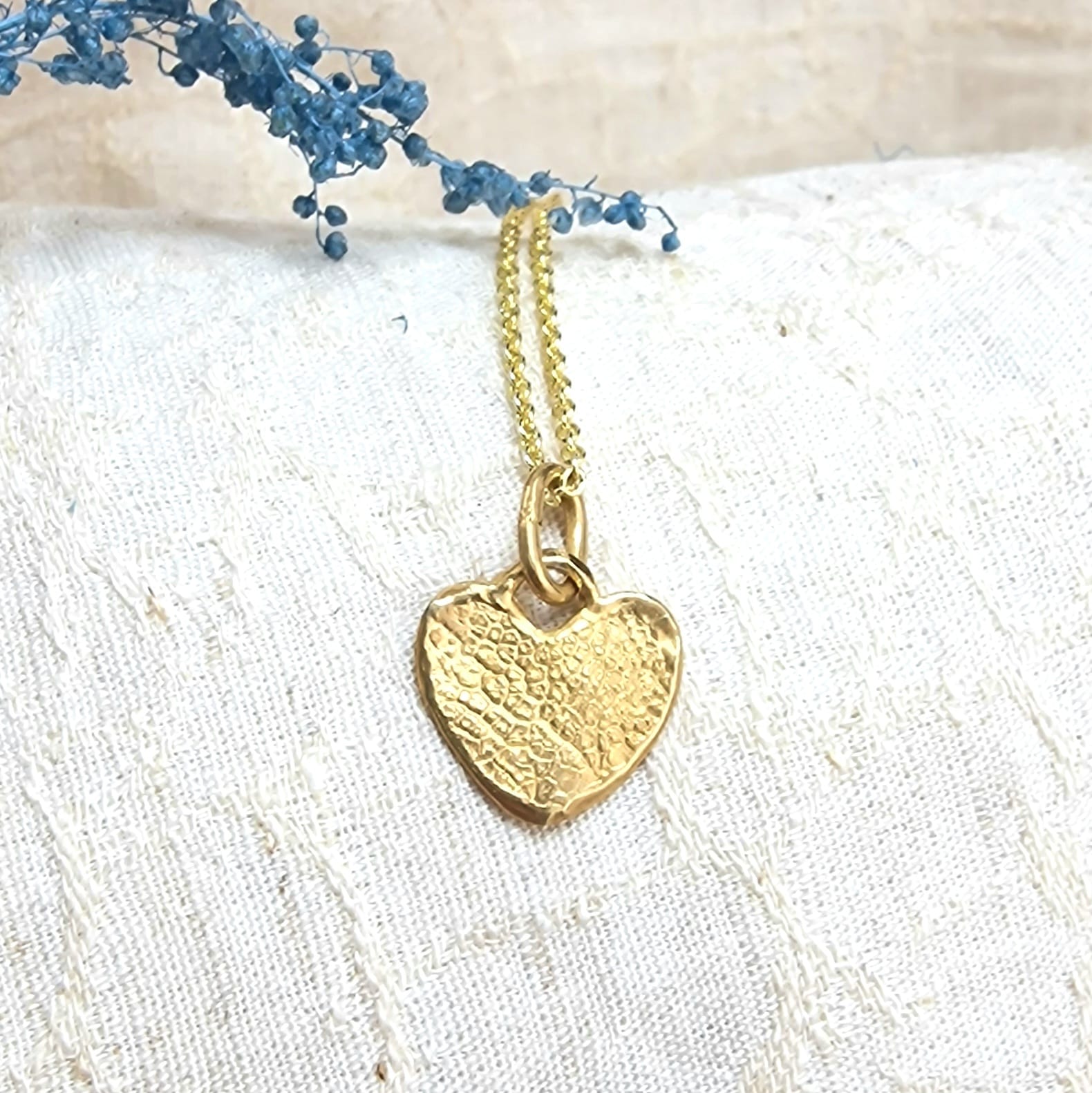 Handgemaakte gouden hartvormige hanger met unieke neusafdruk van huisdier of vingerafdruk van een geliefde