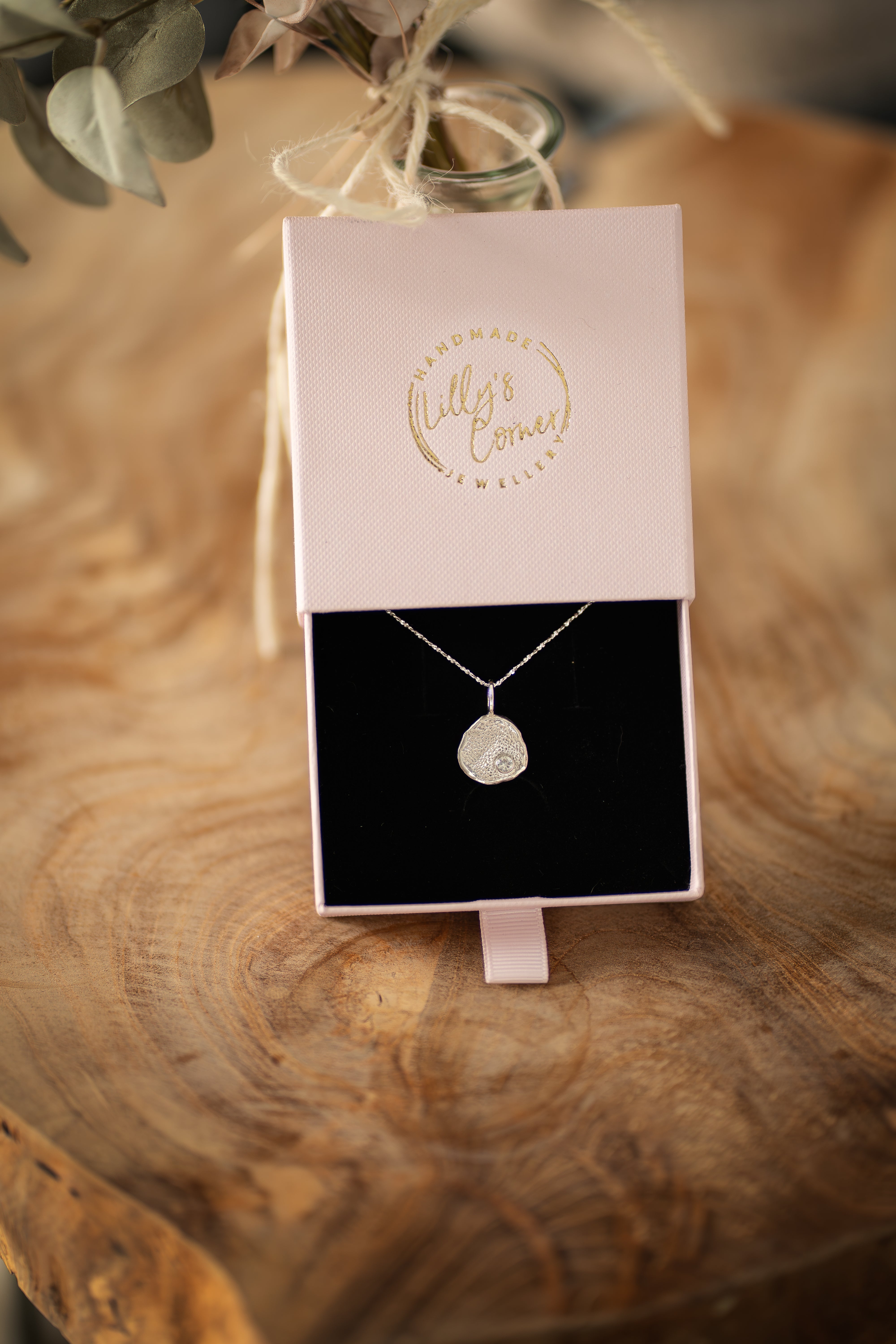 Handgemaakte MIRA hanger met neusafdruk en geboortesteen in elegant juwelendoosje – klaar om cadeau te geven of te koesteren