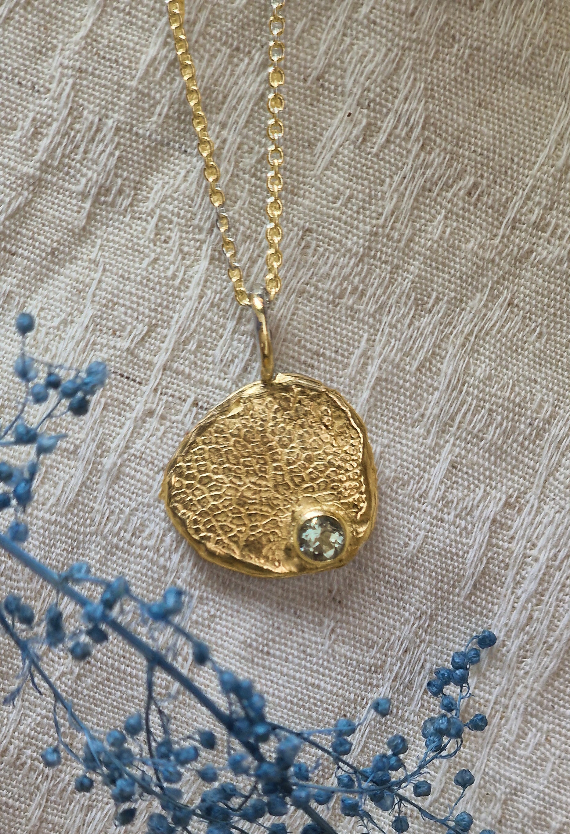 Persoonlijke MIRA hanger in 14 karaat goud, met neusafdruk van hond en geboortesteen, met de hand gemaakt in België 