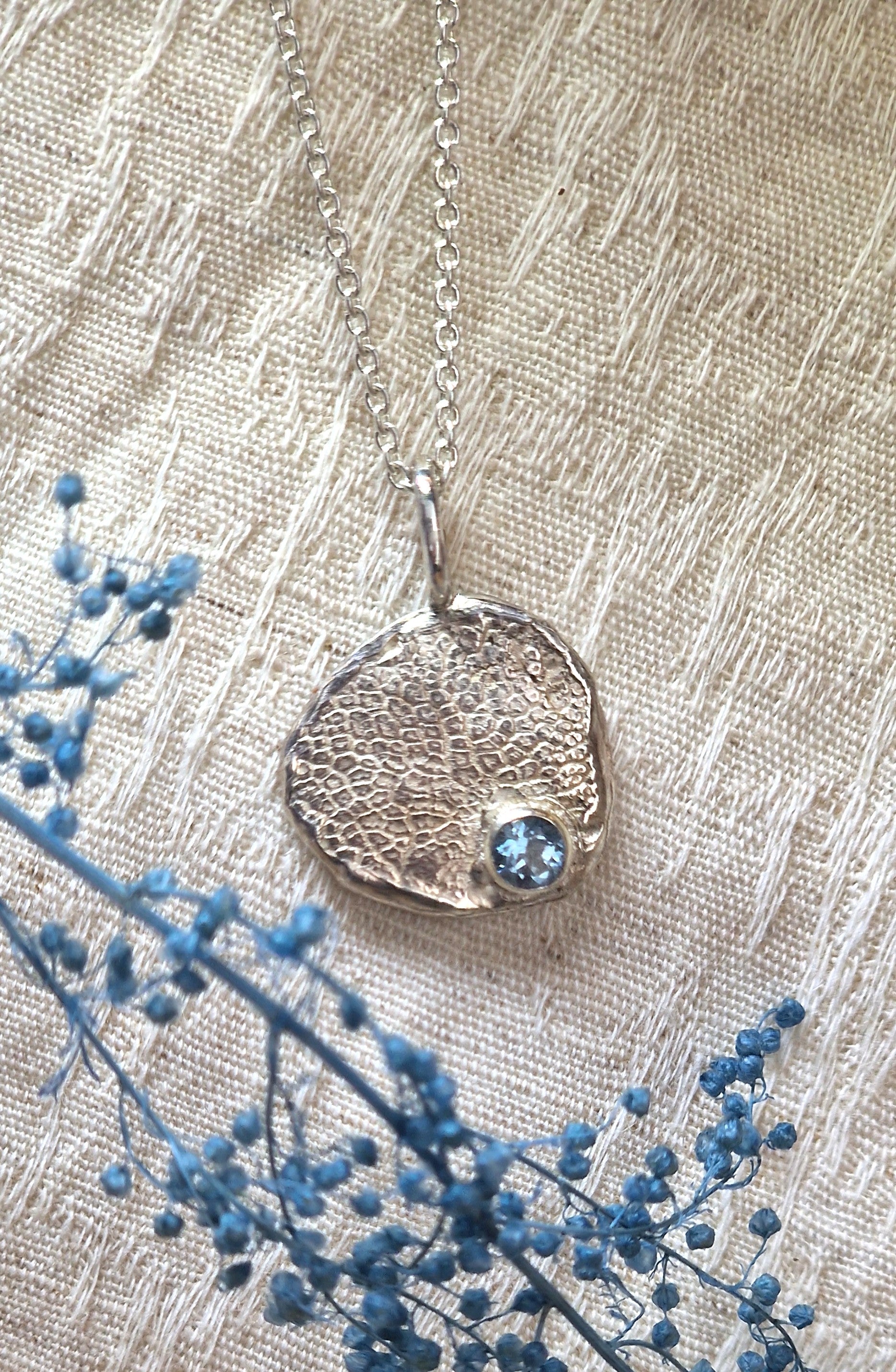 Persoonlijke MIRA hanger in zilver, met neusafdruk van hond en geboortesteen, met de hand gemaakt in België 