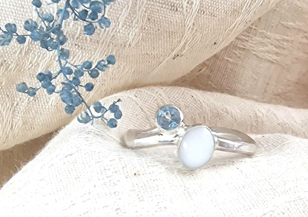 Ring met moedermelk en geboortesteen als persoonlijk herinneringsjuweel van Lilly’s Corner