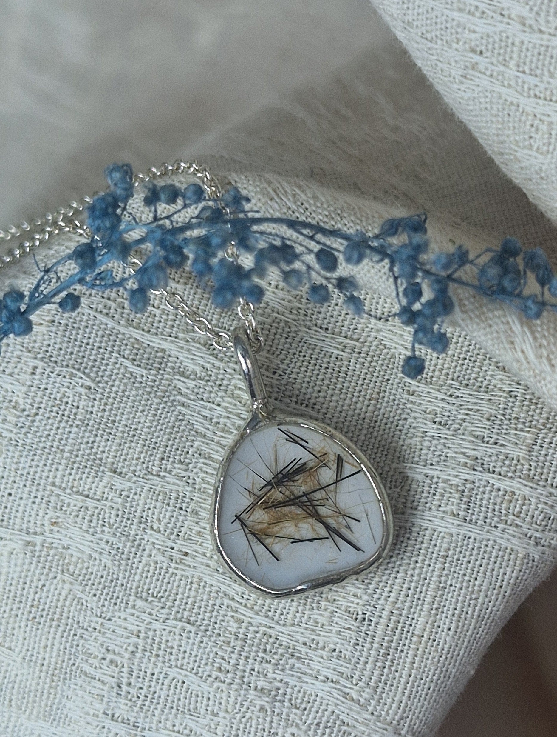 Zilveren hanger met haren, gepersonaliseerd koesterjuweel